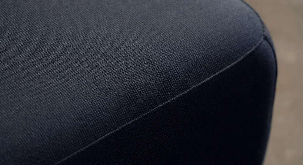 Pouf en tissu bleu nuit
