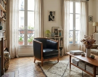 Sillón antiguo con reposabrazos moldurados bois teinte ancienne et cuir noir