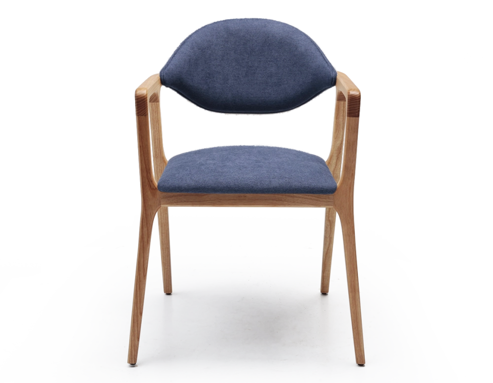 Chaise design avec accoudoirs bois teinte naturelle et tissu bleu océan