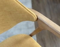 Chaise design avec accoudoirs bois teinte naturelle et tissu jaune