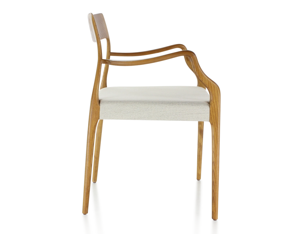 Chaise scandinave avec accoudoirs bois teinte merisier assise tissu beige naturel