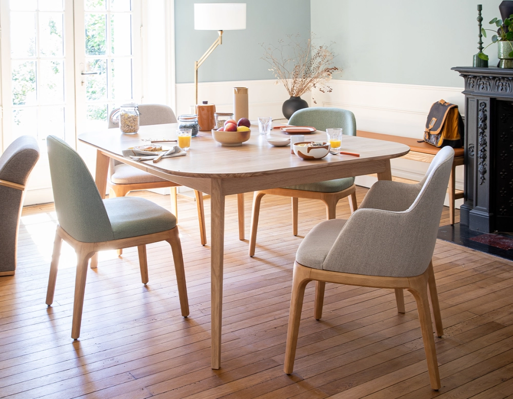 Chaise design avec accoudoirs bois teinte naturelle et tissu beige naturel