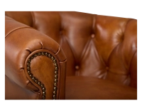 Fauteuil chesterfield cuir marron clair accoudoirs cloutés
