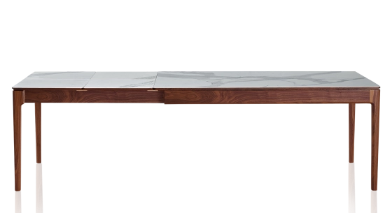 Table extensible en noyer et céramique 6 à 10 personnes allonges céramique avec bois teinte naturelle et plateau et allonges céramique effet marbre blanc 140x90 cm