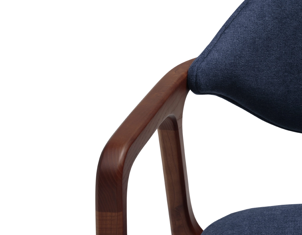 Chaise design avec accoudoirs bois teinte merisier et tissu bleu océan
