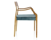 Chaise scandinave avec accoudoirs bois teinte merisier assise tissu velours bleu pétrole