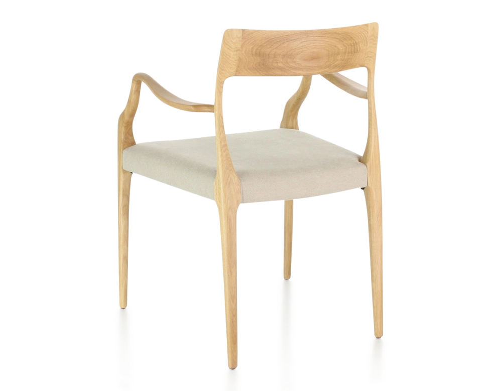 Chaise scandinave avec accoudoirs bois teinte naturelle assise tissu camel
