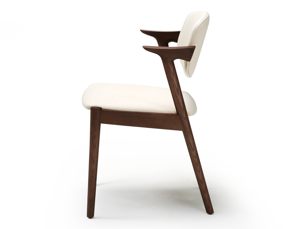 Chaise scandinave bois teinte marron foncé assise tissu blanc cassé