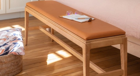 Banc design bois teinte naturelle assise cuir caramel L120 cm