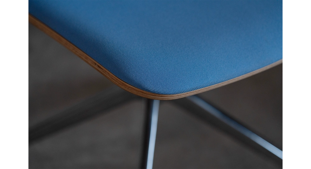 Chaise de bureau sans roulettes dossier bois teinte naturelle assise en tissu bleu