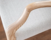 Chaise scandinave avec accoudoirs bois teinte naturelle assise tissu beige naturel