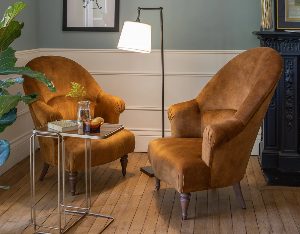 Toad armchair with armrests walnut-stained wooden legs and high-backed bronze velvet fabric