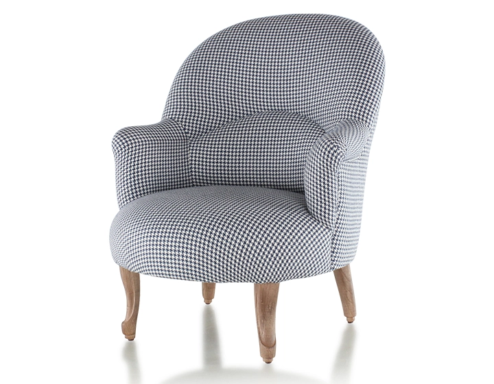 Fauteuil crapaud avec accoudoirs pieds bois teinte noyer et tissu pied-de-poule bleu et blanc