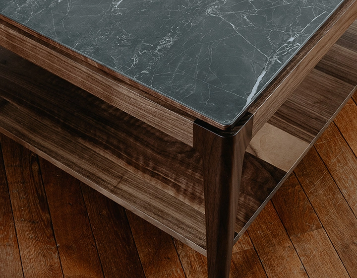 Table basse carrée en noyer et céramique avec tablette en bois teinte naturelle plateau céramique effet marbre noir 100x100 cm
