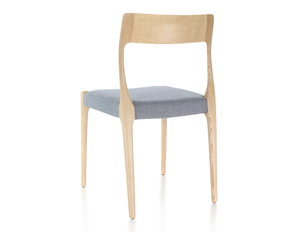 Silla escandinava madera tinte natural asiento tejido chevron azul