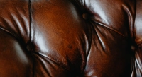 Canapé Chesterfield cuir 2 places marron soutenu accoudoirs cloutés