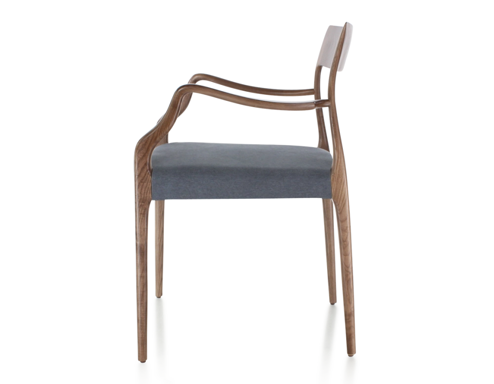 Chaise scandinave avec accoudoirs bois teinte marron foncé assise tissu gris