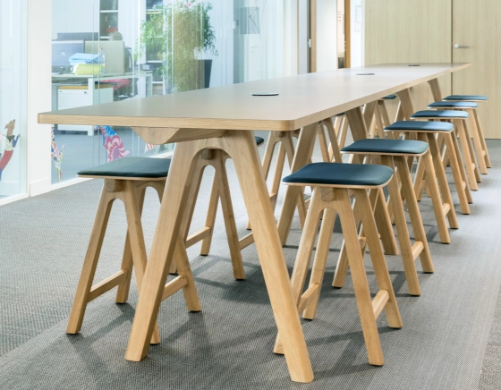 Tabouret de bar en chêne tapissé H60 cm bois teinte naturelle assise tissu bleu océan