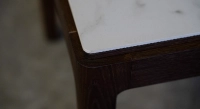 Mesa de centro rectangular de roble y cerámica con madera tintada marrón oscuro tablero cerámico efecto mármol blanco 100x050 cm