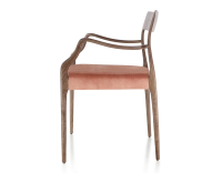 Chaise scandinave avec accoudoirs bois teinte marron foncé assise tissu velours rose pâle