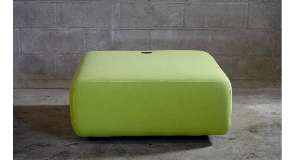 Pouf en tissu vert anis