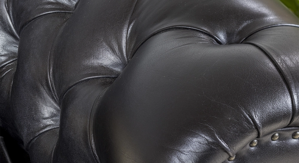 Canapé Chesterfield cuir 2 places noir accoudoirs cloutés