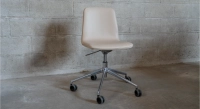 Chaise de bureau sans roulettes dossier bois teinte naturelle assise cuir beige
