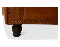 Fauteuil chesterfield cuir marron clair accoudoirs cloutés