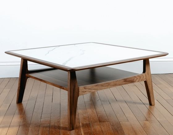 Table basse carré en noyer et céramique bois teinte naturelle plateau céramique effet marbre blanc 100x100 cm