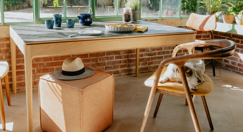 Table extensible en chêne et céramique 6 à 10 personnes allonges céramique avec bois teinte naturelle et plateau et allonges céramique effet ardoise 140x90 cm