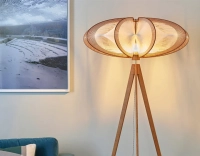 Lampadaire sur trépied en chêne et fil de coton tressage twist grand modèle