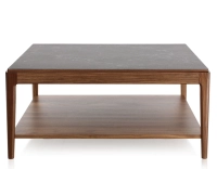 Table basse carrée en noyer et céramique avec tablette en bois teinte naturelle plateau céramique effet ardoise 100x100 cm