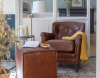 Fauteuil club cuir marron soutenu accoudoirs cloutés