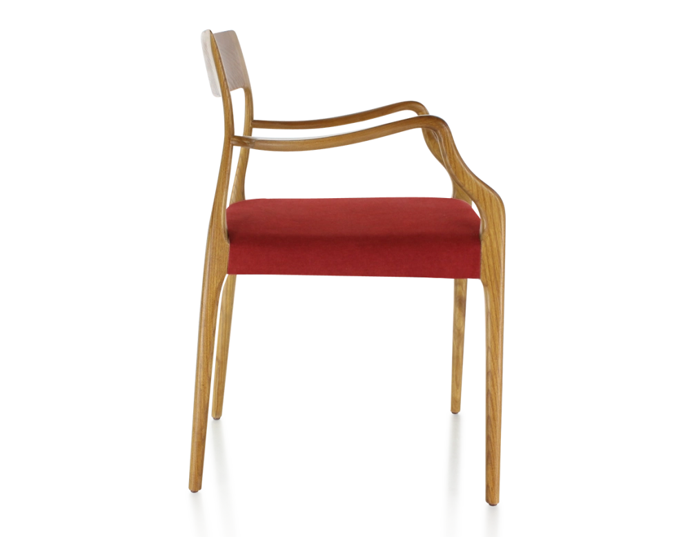 Silla escandinava con reposabrazos madera tinte cerezo asiento tejido burdeos