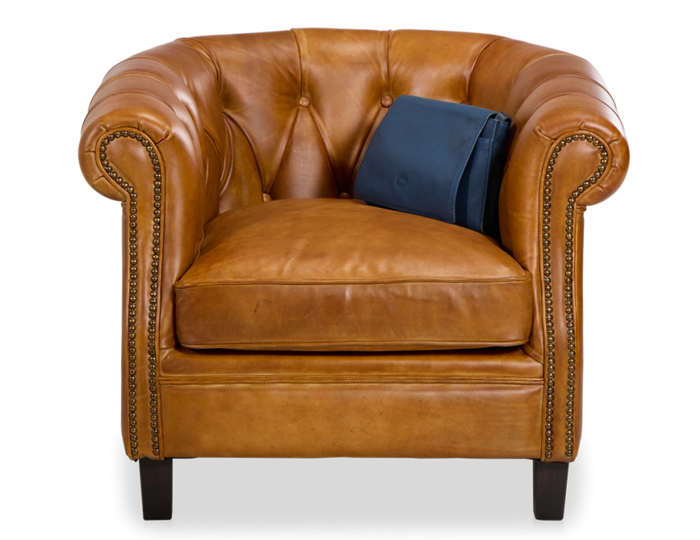 Sillón chesterfield de piel cognac reposabrazos con tachuelas