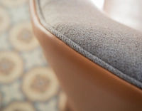 Fauteuil design cuir caramel et tissu brun