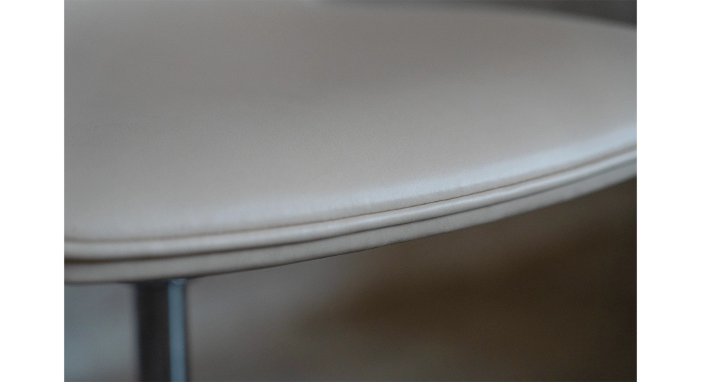 Chaise de bureau sans roulettes dossier bois teinte naturelle assise cuir beige
