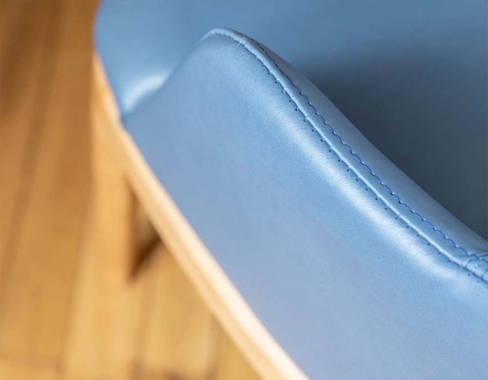Chaise design avec accoudoirs bois teinte naturelle et cuir bleu orage