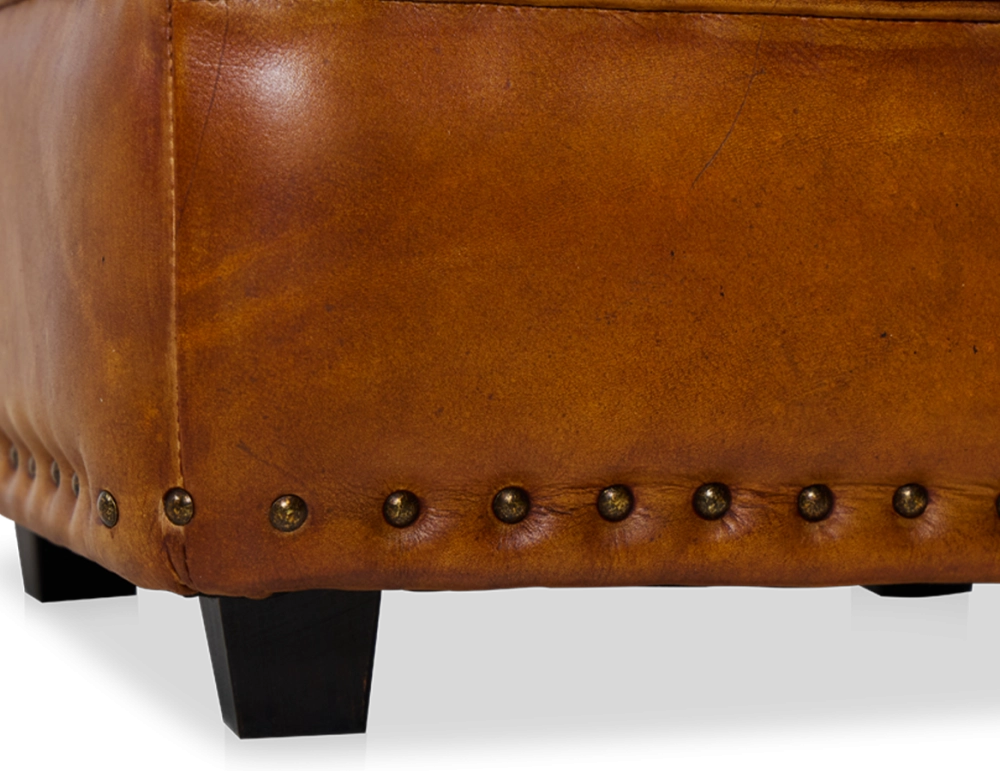 Puf de piel cognac borde tachonado