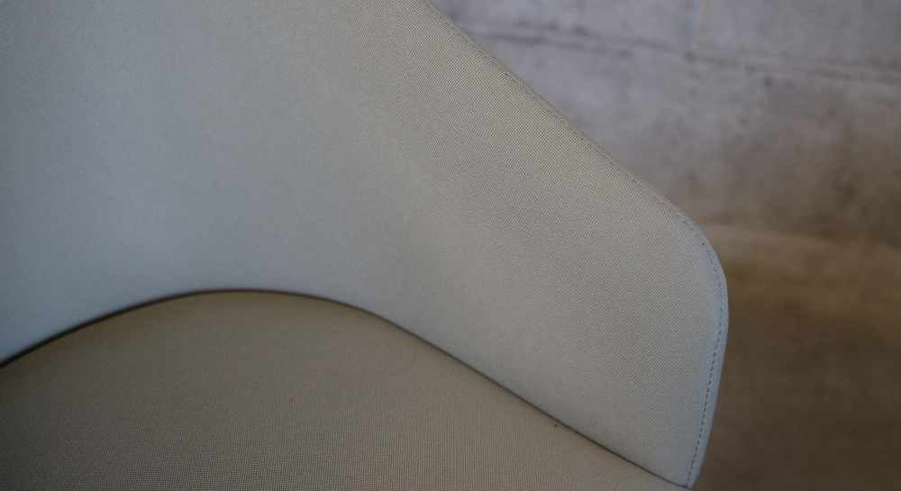 Chaise design en frêne bois teinte marron foncé assise tissu vert pâle
