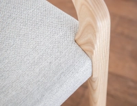 Chaise scandinave avec accoudoirs bois teinte naturelle assise tissu beige naturel