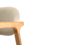 Chaise design avec accoudoirs bois teinte naturelle et tissu camel