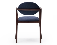 Silla de diseño con reposabrazos madera tintada en marrón oscuro y tejido azul océano