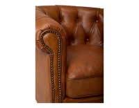 Fauteuil chesterfield cuir marron clair accoudoirs cloutés