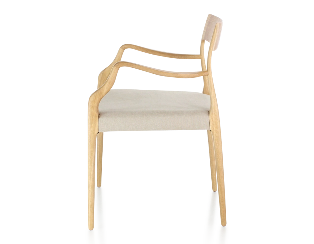 Chaise scandinave avec accoudoirs bois teinte naturelle assise tissu camel