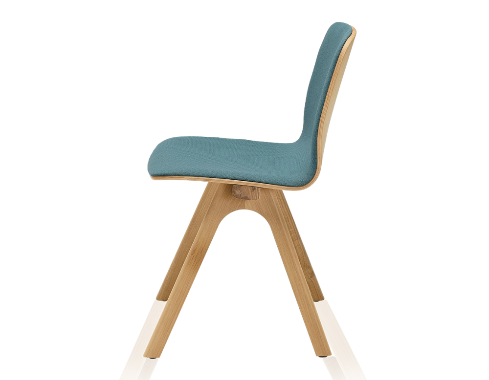Chaise design en chêne tapissé bois teinte naturelle assise tissu bleu océan