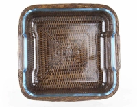 Fuente de pyrex cuadrada con soporte de ratán marrón