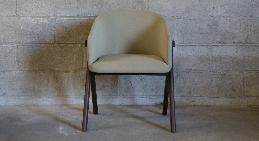 Chaise design en frêne bois teinte marron foncé assise tissu vert pâle