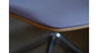 Chaise de bureau à roulettes dossier bois teinte naturelle assise en tissu mauve
