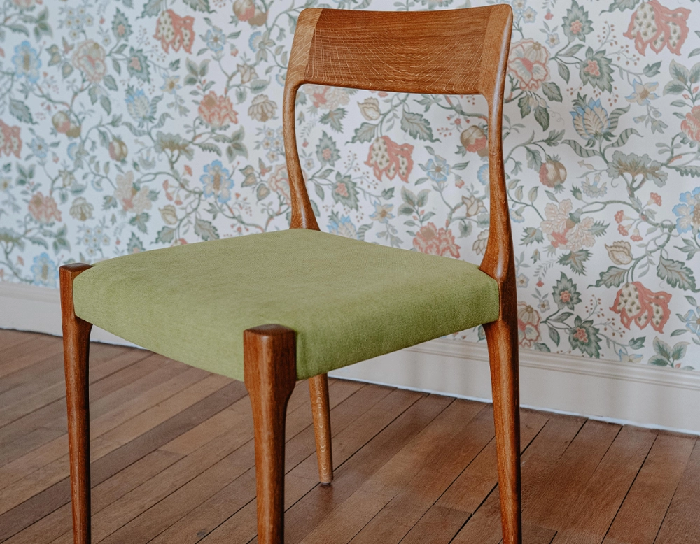 Chaise scandinave bois teinte merisier assise tissu vert pomme